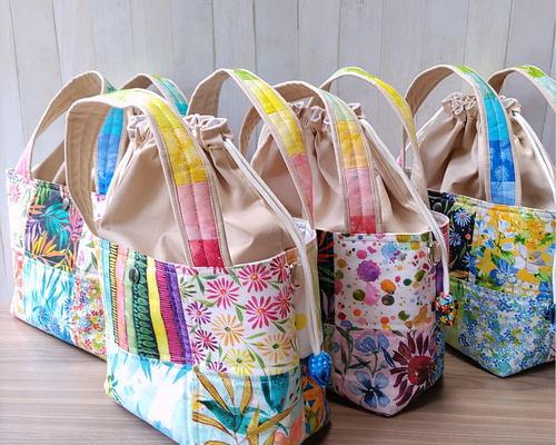 ＊りえ様＊パッチ生地　トートバッグ　巾着袋　ポーチ　ハンドメイド ☆パッチワークの2Wayトートバッグ☆巾着型ショルダーバッグ