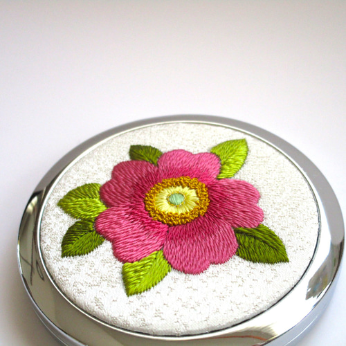 日本刺繍 薔薇 絹のコンパクトミラー ＜シルバー＞ ☆オフ