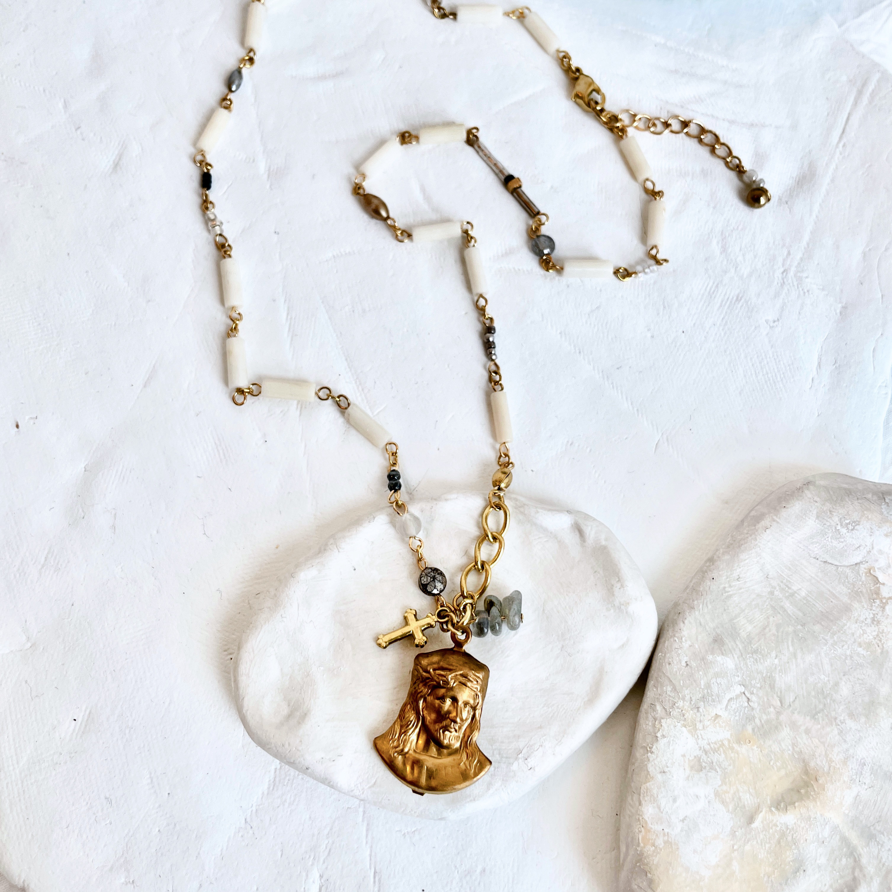 【一点もの】キリストとクロスをヴィンテージビーズで繋いだ私だけのお守りネックレス