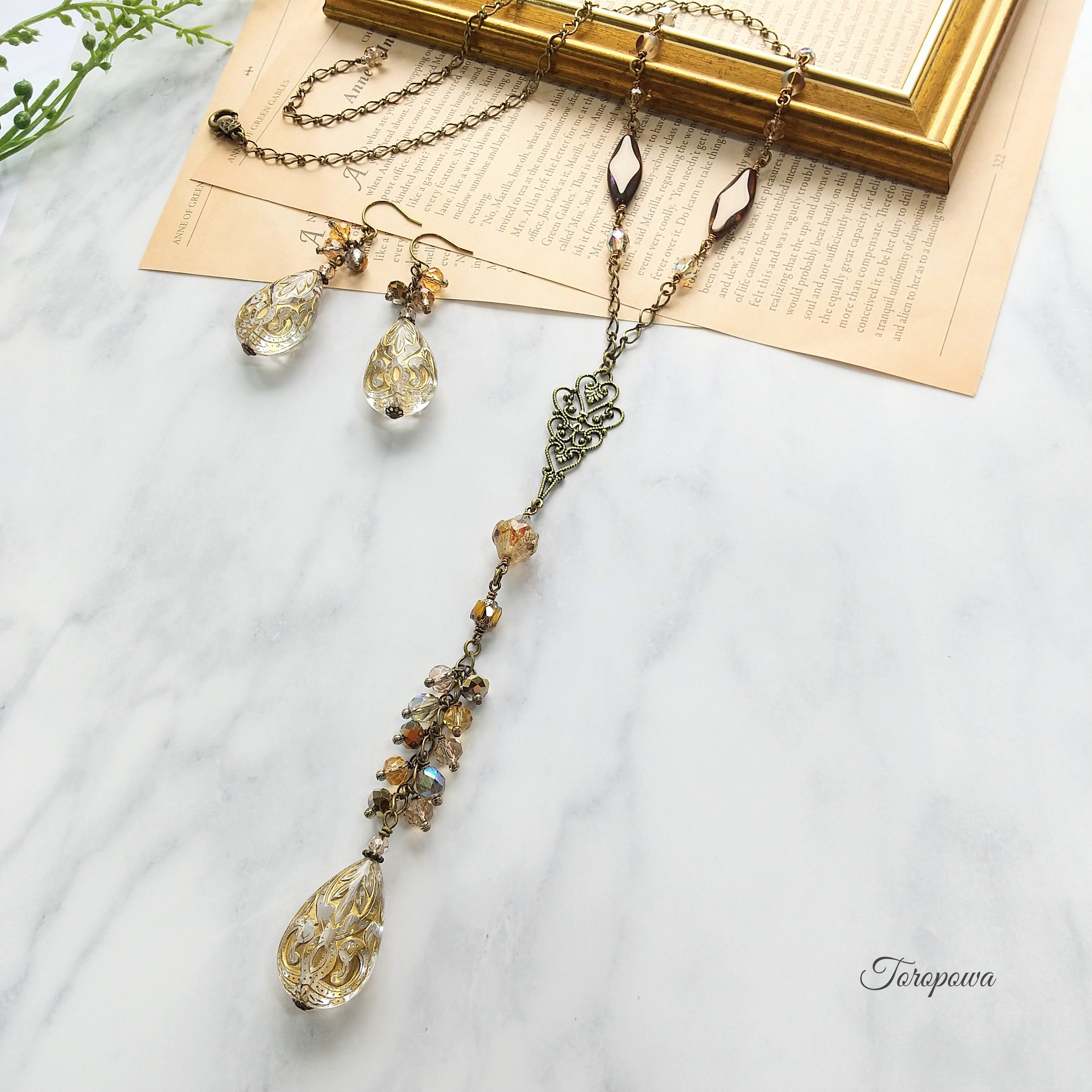 ベージュブラウン茶カラーアクリル＆ガラスビーズアンティーク風　金古美カラーYデザインネックレス