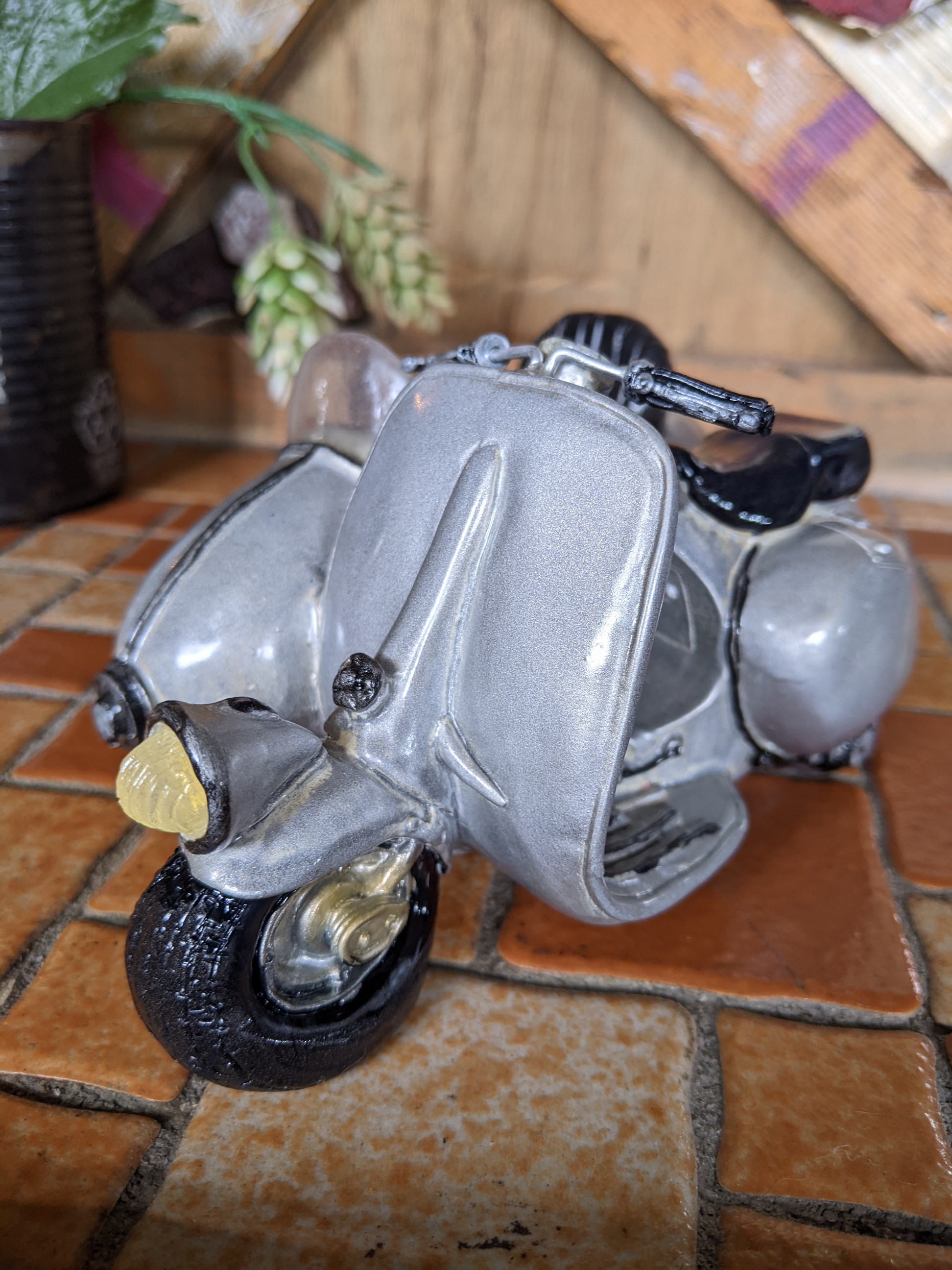 可愛らしい貯金箱  インテリアオーナメント  クラッシック ベスパ サイドカー 銀  マネーバンク  アンティーク