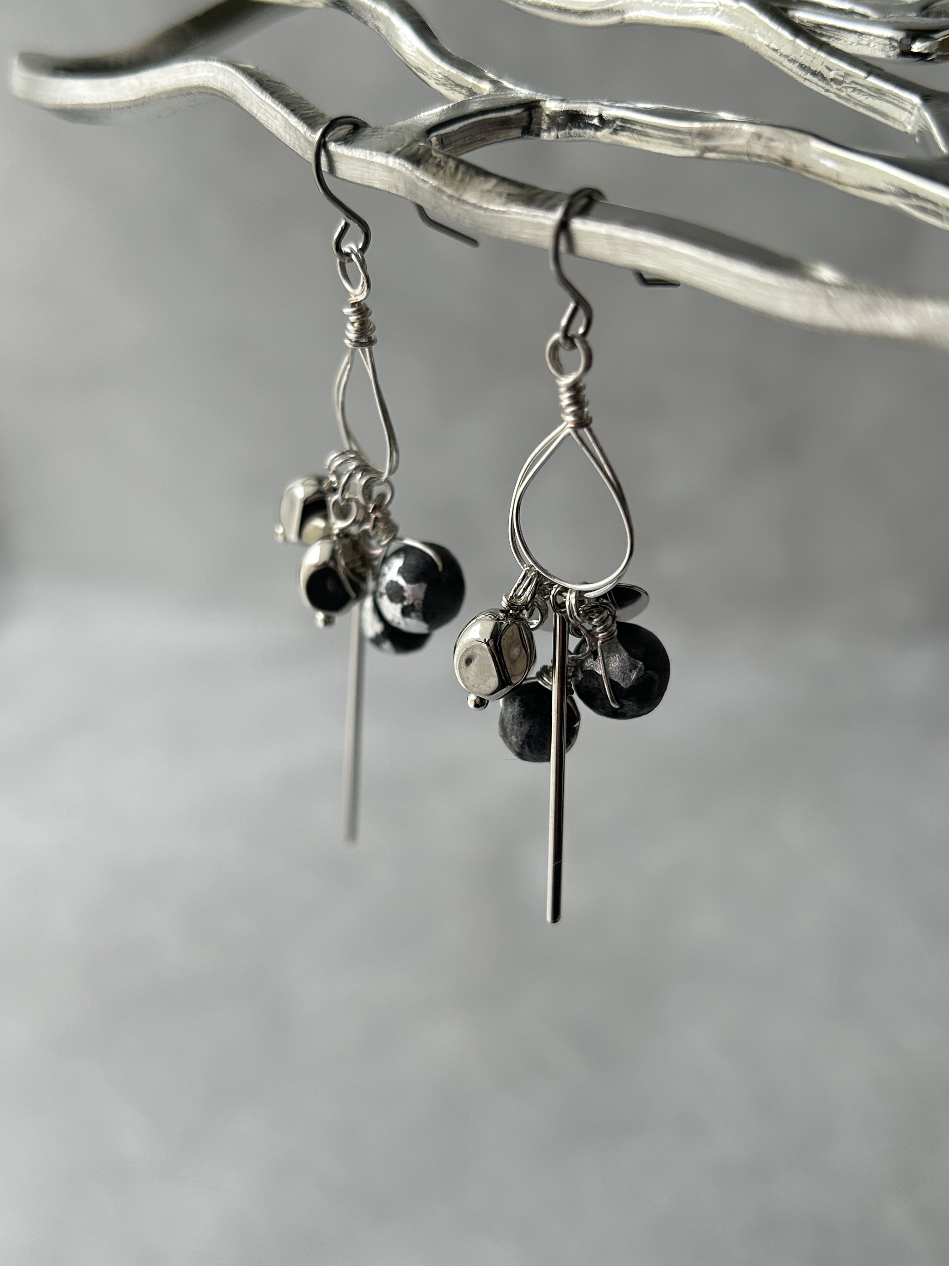 【送料無料】シックな個性派 錫杖ピアス/イヤリング 黒 シルバー 和紙 揺れる 金属アレルギー対応