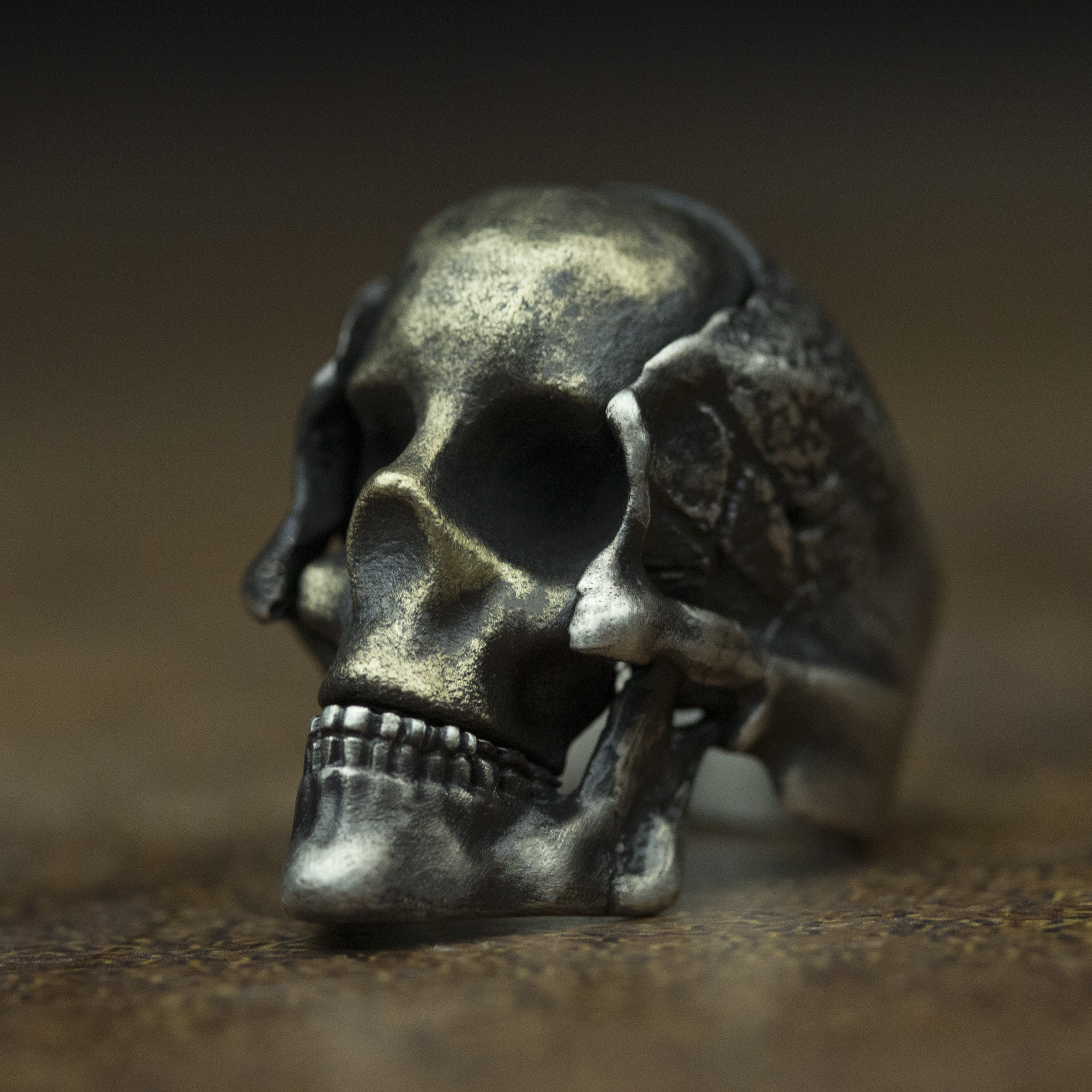 スカルリング真鍮象眼細工、着用スカルウォリアーマスクリング-職人製