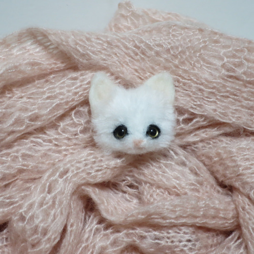 羊毛フェルト 猫 白猫 毛糸 ぽんぽん ブローチ 羊毛フェルト