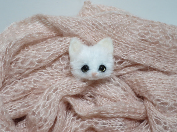 かわいい！ 毛糸 白猫 猫 羊毛フェルト ぽんぽん 羊毛フェルト ブローチ 羊毛フェルト