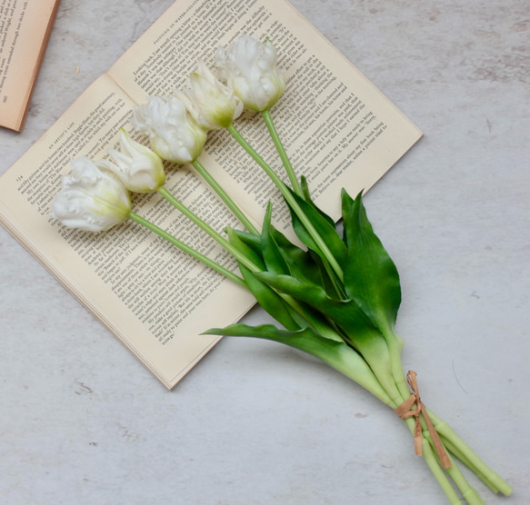 【リアル造花】パーロット咲きチューリップ5輪のナチュラルブーケ【ホワイト】 1枚目の画像