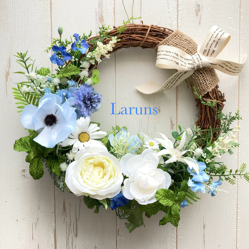 玄関に飾って楽しむ白ローズとブルーアネモネのサマーリース  