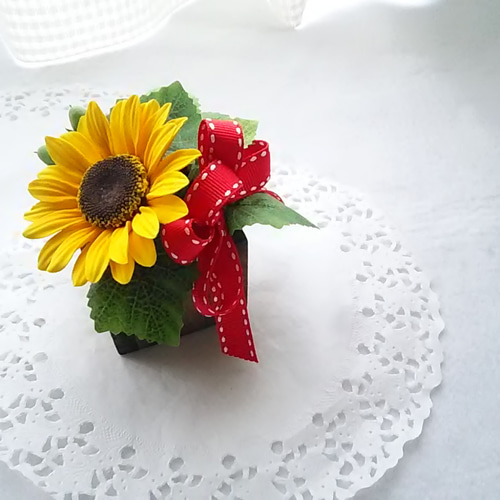 ❁手のひらサイズのミニミニクレイフラワーアレンジメント・ひまわりと緑ヒペリカム❁ アートフラワー 花❁Saku_toki 通販|Creema(クリーマ) 17779923 ❁手のひらサイズのミニミニクレイフラワーアレンジメント・ひまわりと緑ヒペリカム❁ アートフラワー 花❁Saku_toki 通販|Creema(クリーマ) 17779923