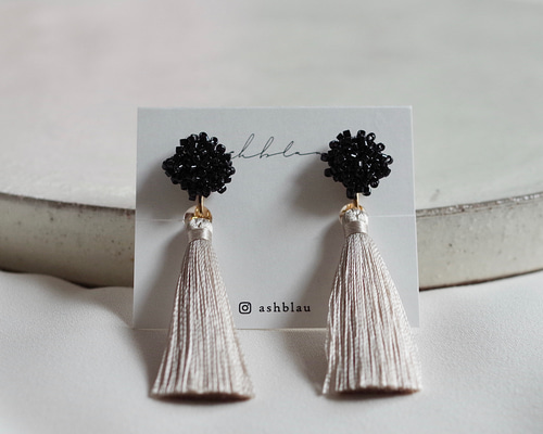 黒色ビーズ タッセル付きネックレスとイヤリングセット 黒色ビーズ タッセル付きネックレスとイヤリングセット - メルカリ