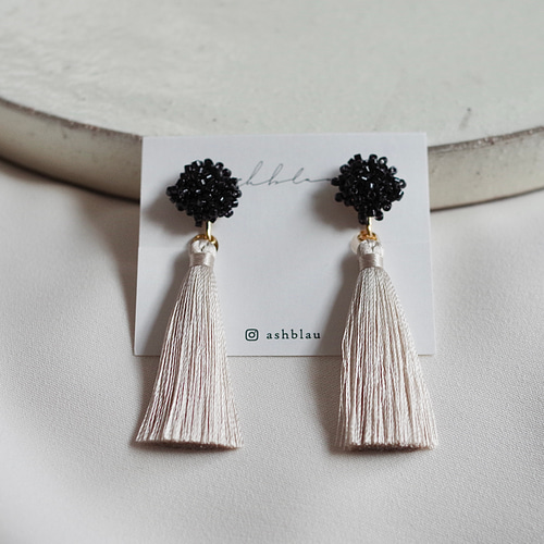 No.1187 編み込みガラスビーズのブラックピアス　ロングピアス ピアス/イヤリング ブラックガラスビーズ つぶつぶビーズ× ライト