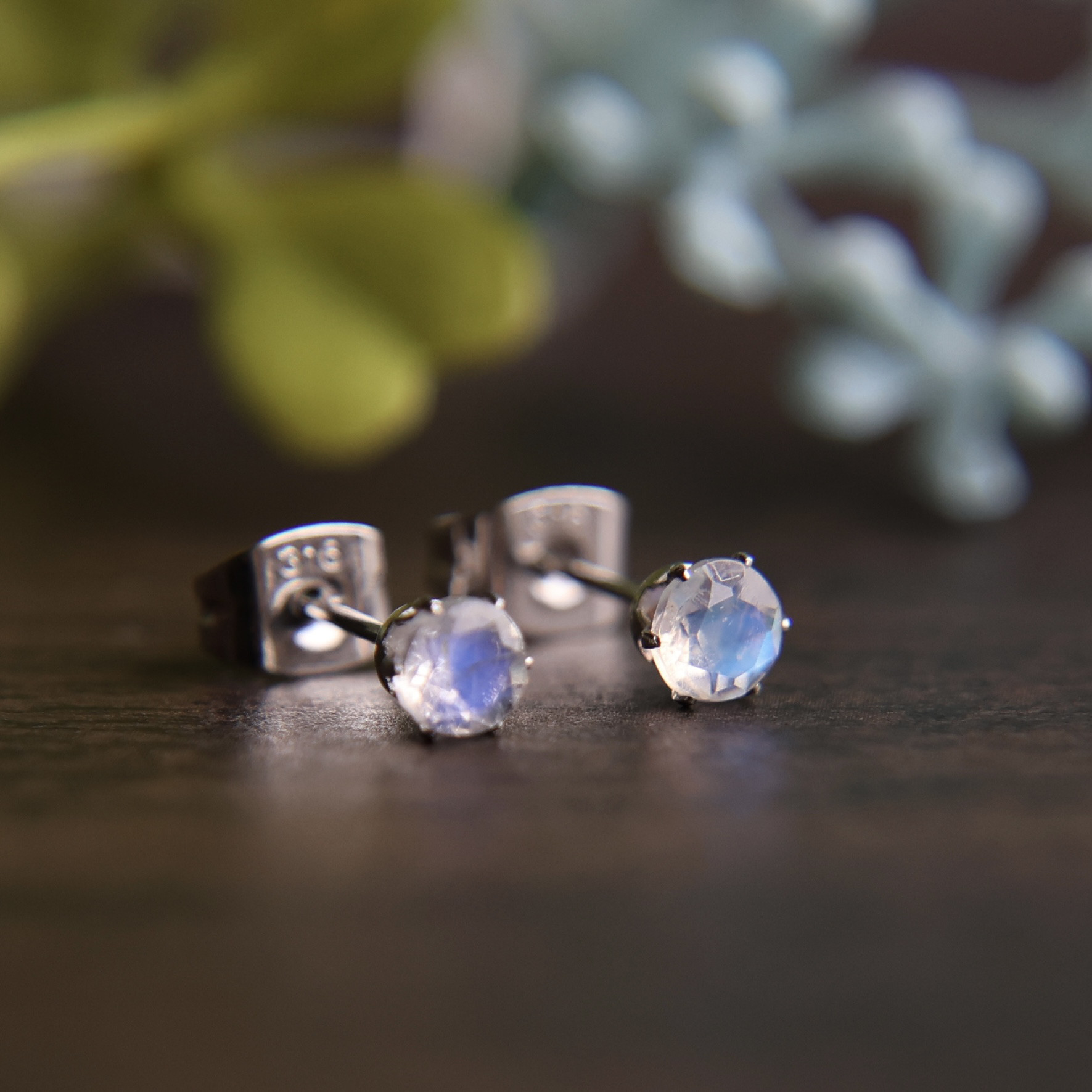 6月の誕生石　3㎜合成アレキサンドライト　4㎜レインボムーンストーン　ピアスセット