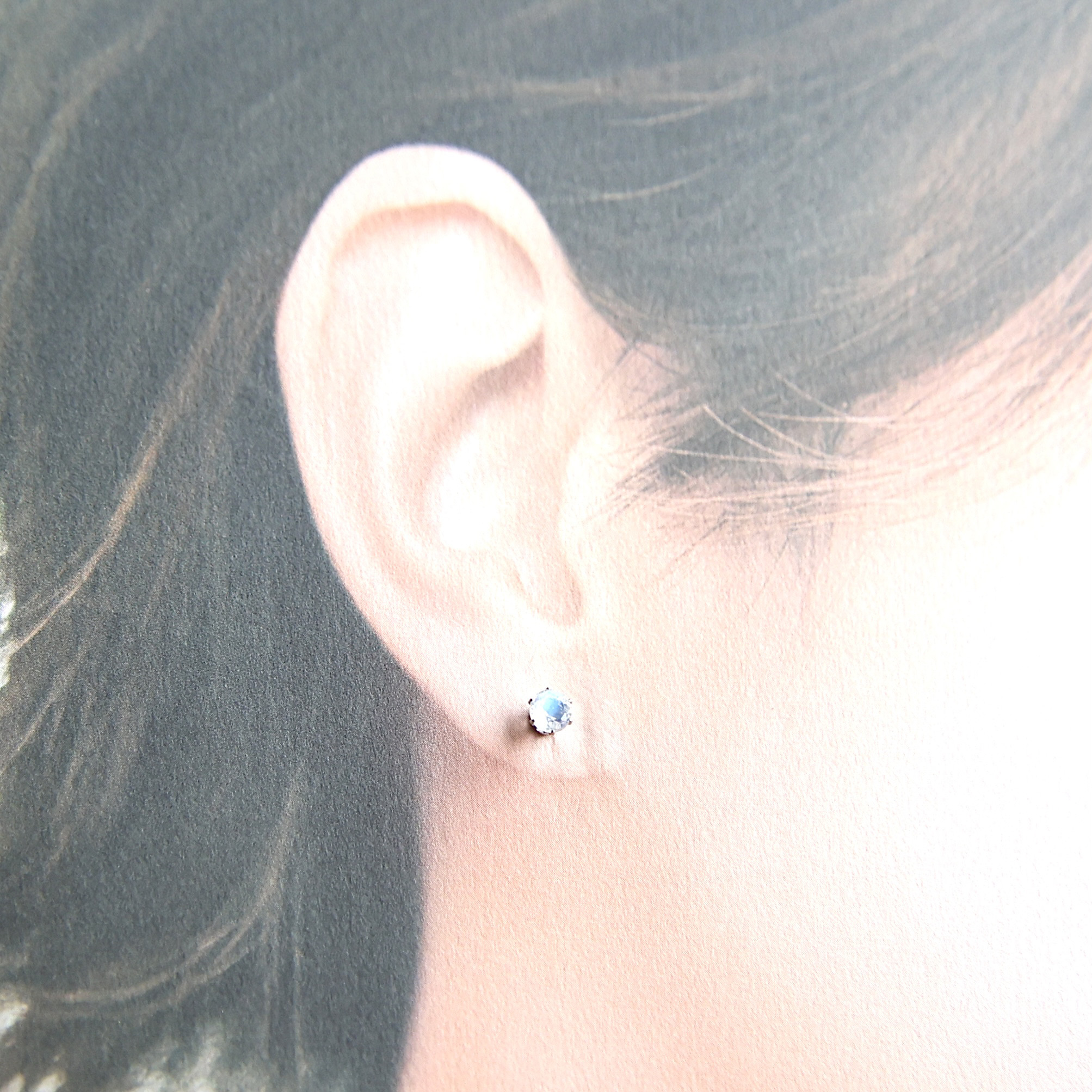 6月の誕生石　3㎜合成アレキサンドライト　4㎜レインボムーンストーン　ピアスセット