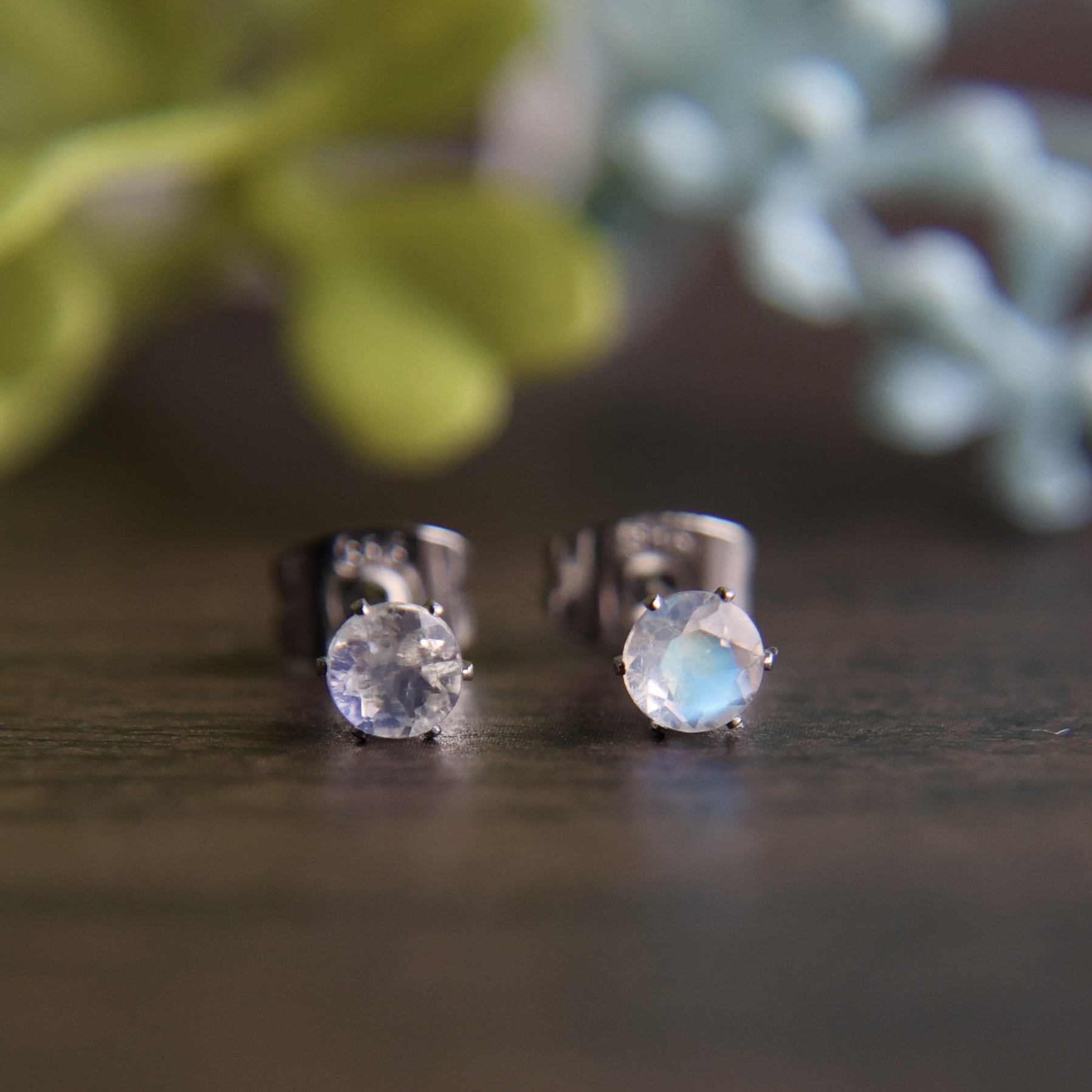 6月の誕生石　3㎜合成アレキサンドライト　4㎜レインボムーンストーン　ピアスセット