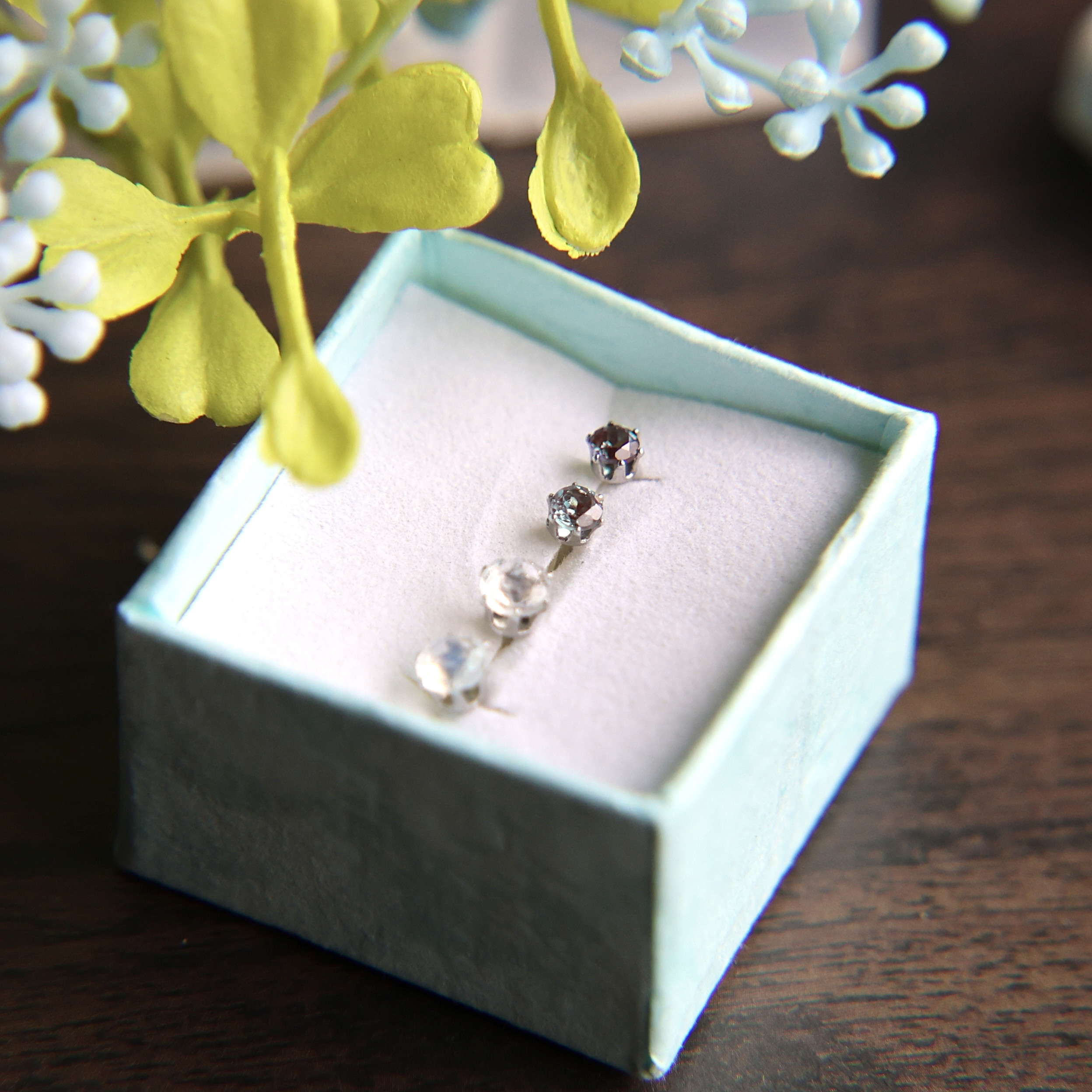 6月の誕生石　3㎜合成アレキサンドライト　4㎜レインボムーンストーン　ピアスセット