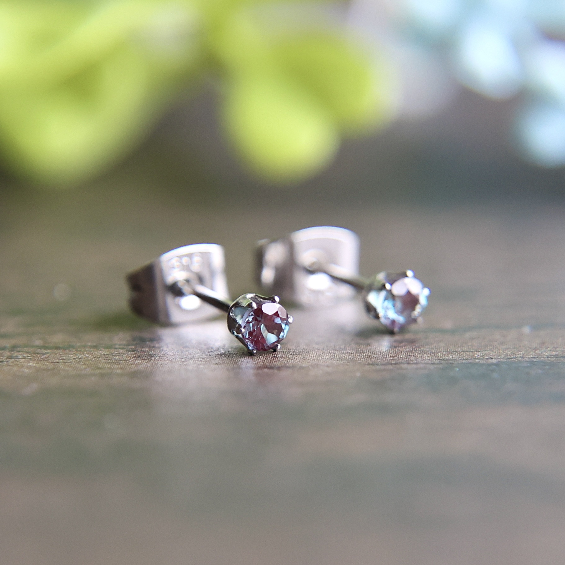 6月の誕生石　3㎜合成アレキサンドライト　4㎜レインボムーンストーン　ピアスセット