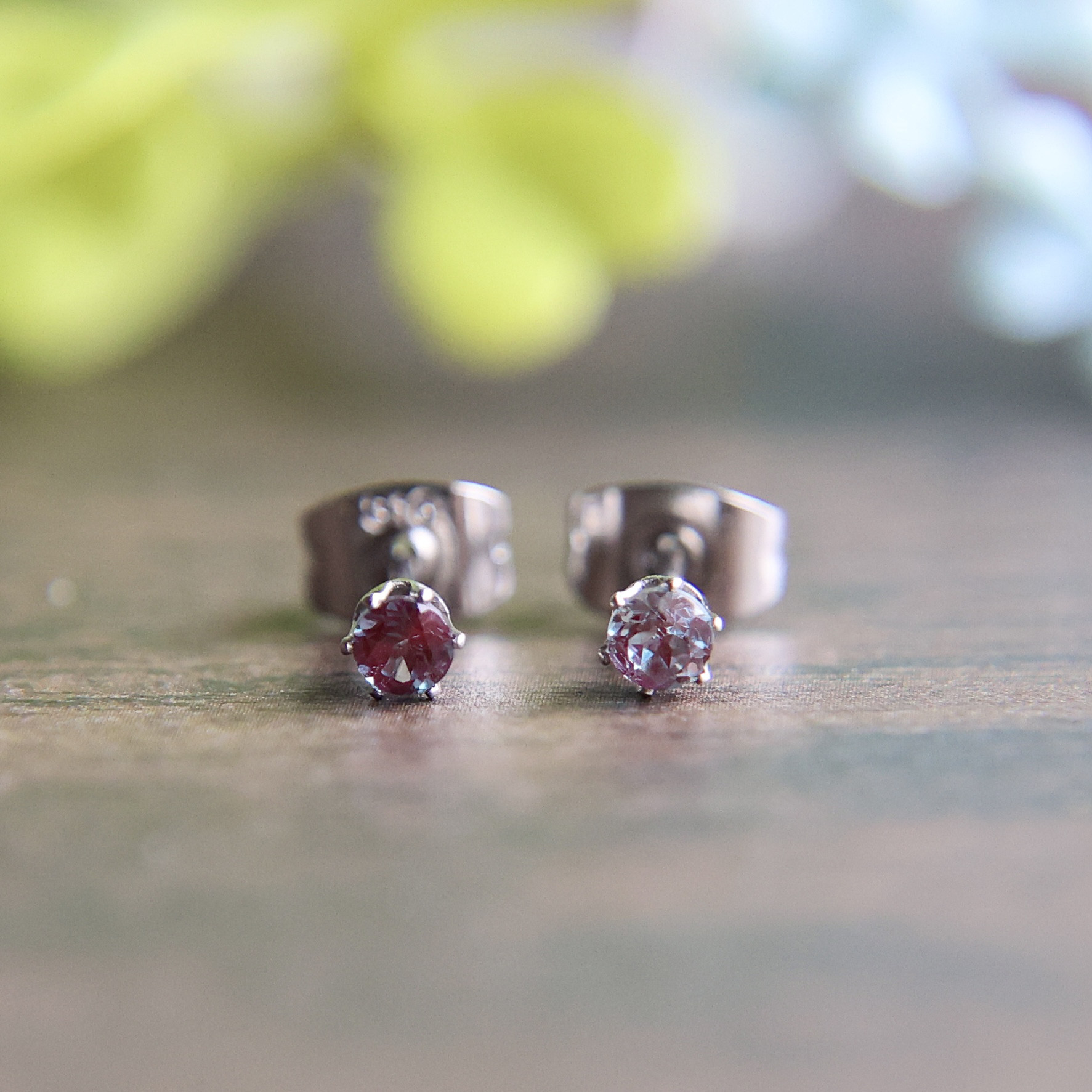 6月の誕生石　3㎜合成アレキサンドライト　4㎜レインボムーンストーン　ピアスセット