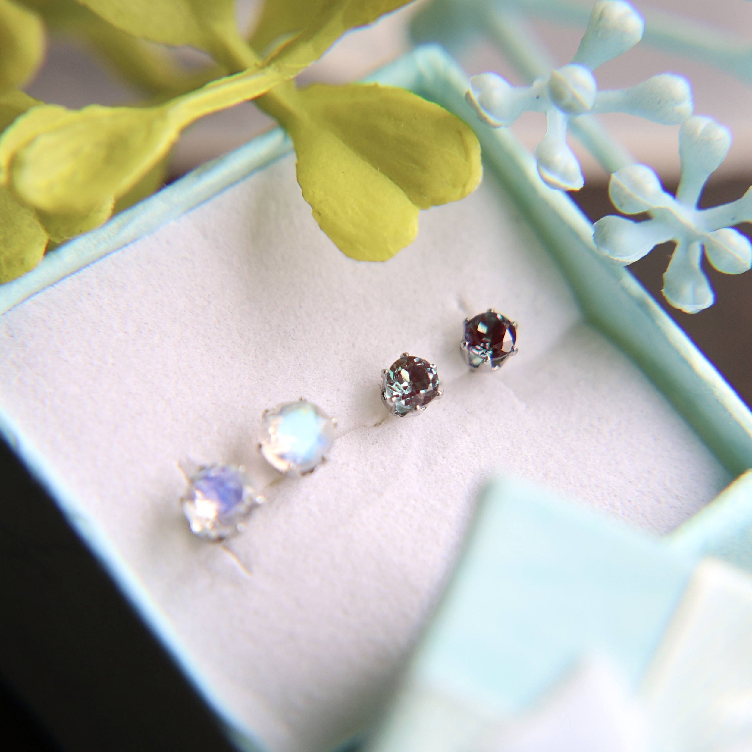 6月の誕生石　3㎜合成アレキサンドライト　4㎜レインボムーンストーン　ピアスセット