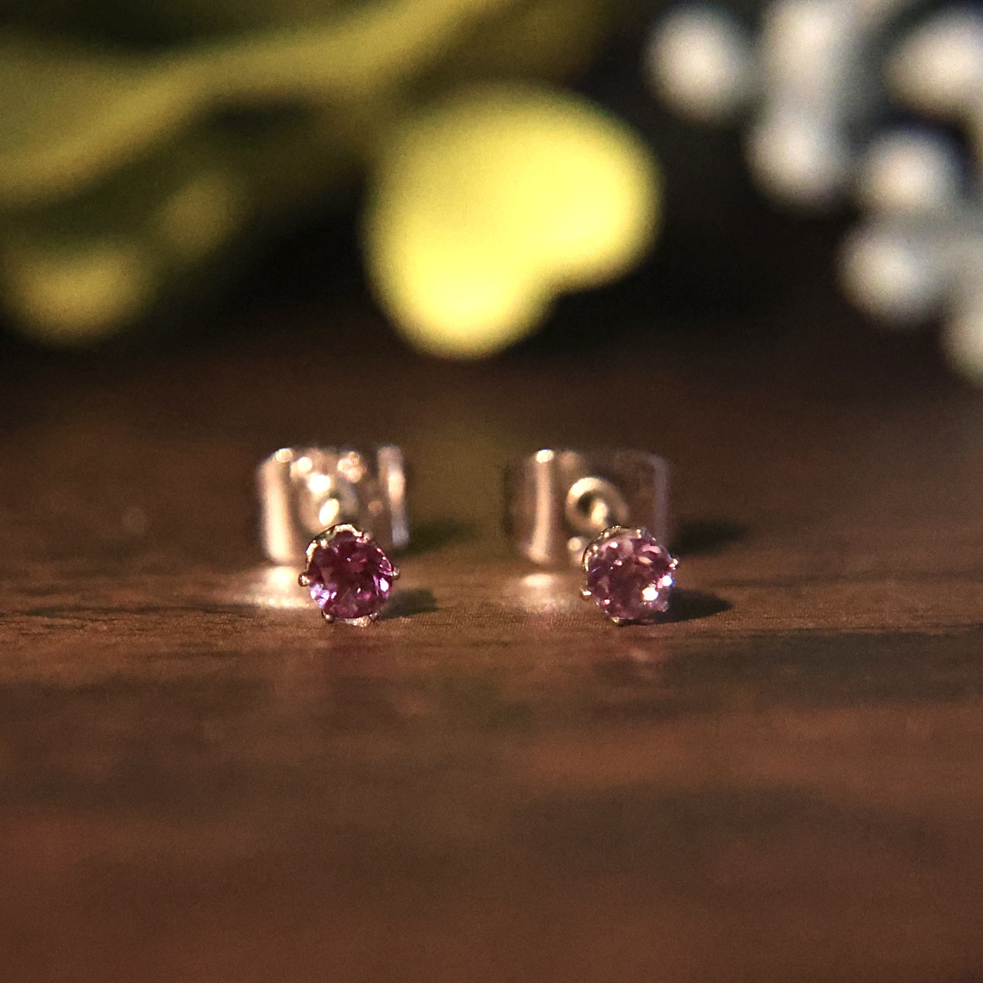 6月の誕生石　3㎜合成アレキサンドライト　4㎜レインボムーンストーン　ピアスセット