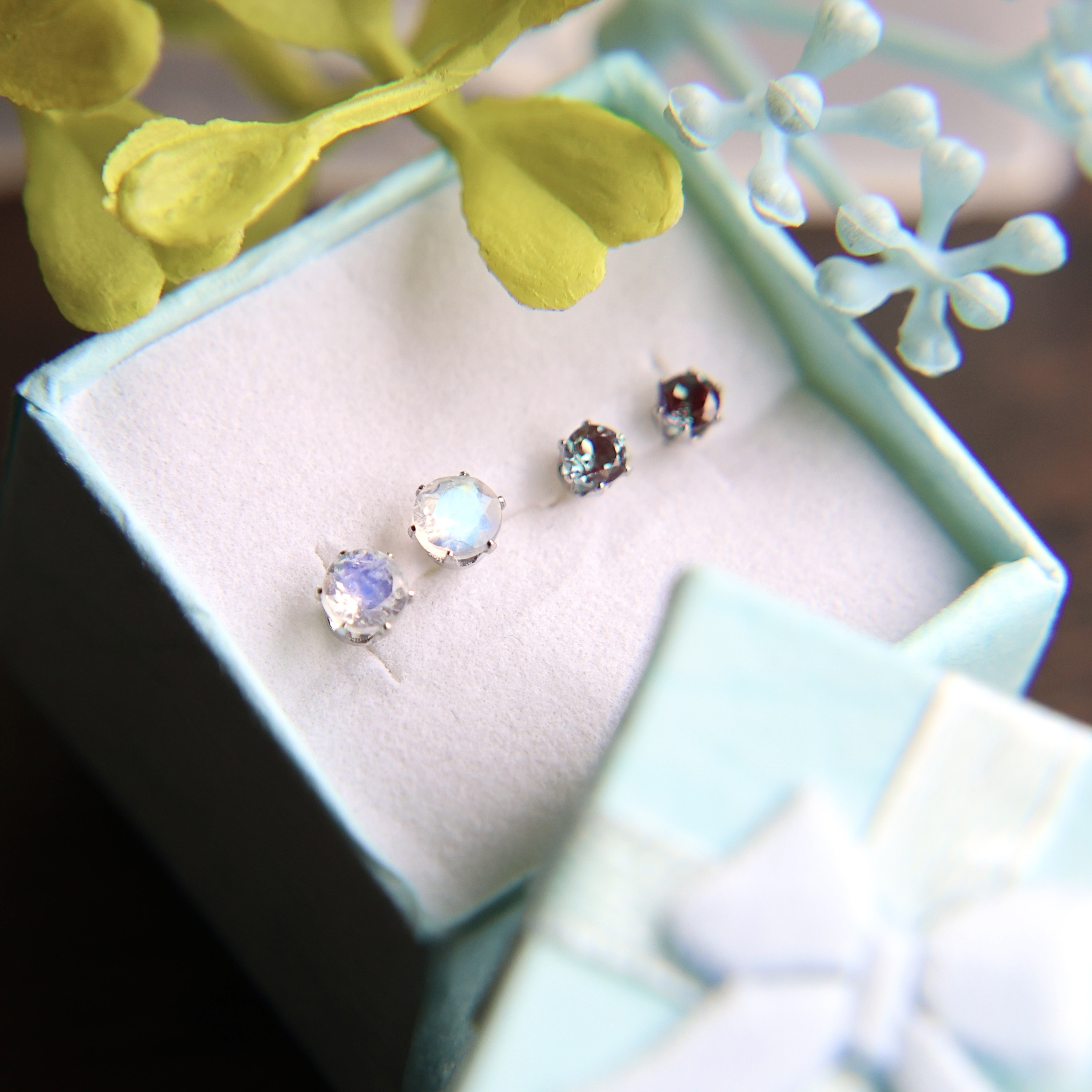 6月の誕生石　3㎜合成アレキサンドライト　4㎜レインボムーンストーン　ピアスセット