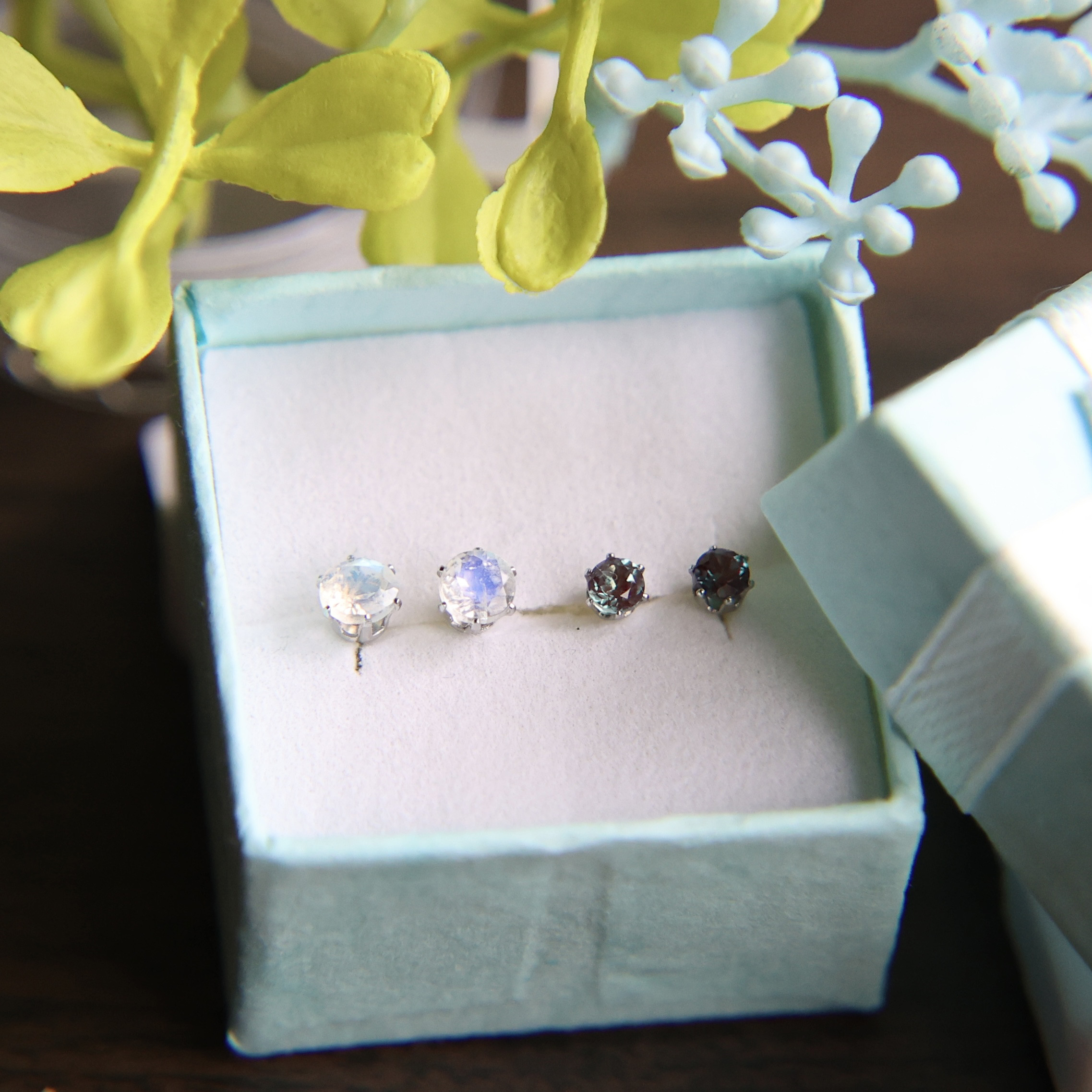 6月の誕生石　3㎜合成アレキサンドライト　4㎜レインボムーンストーン　ピアスセット