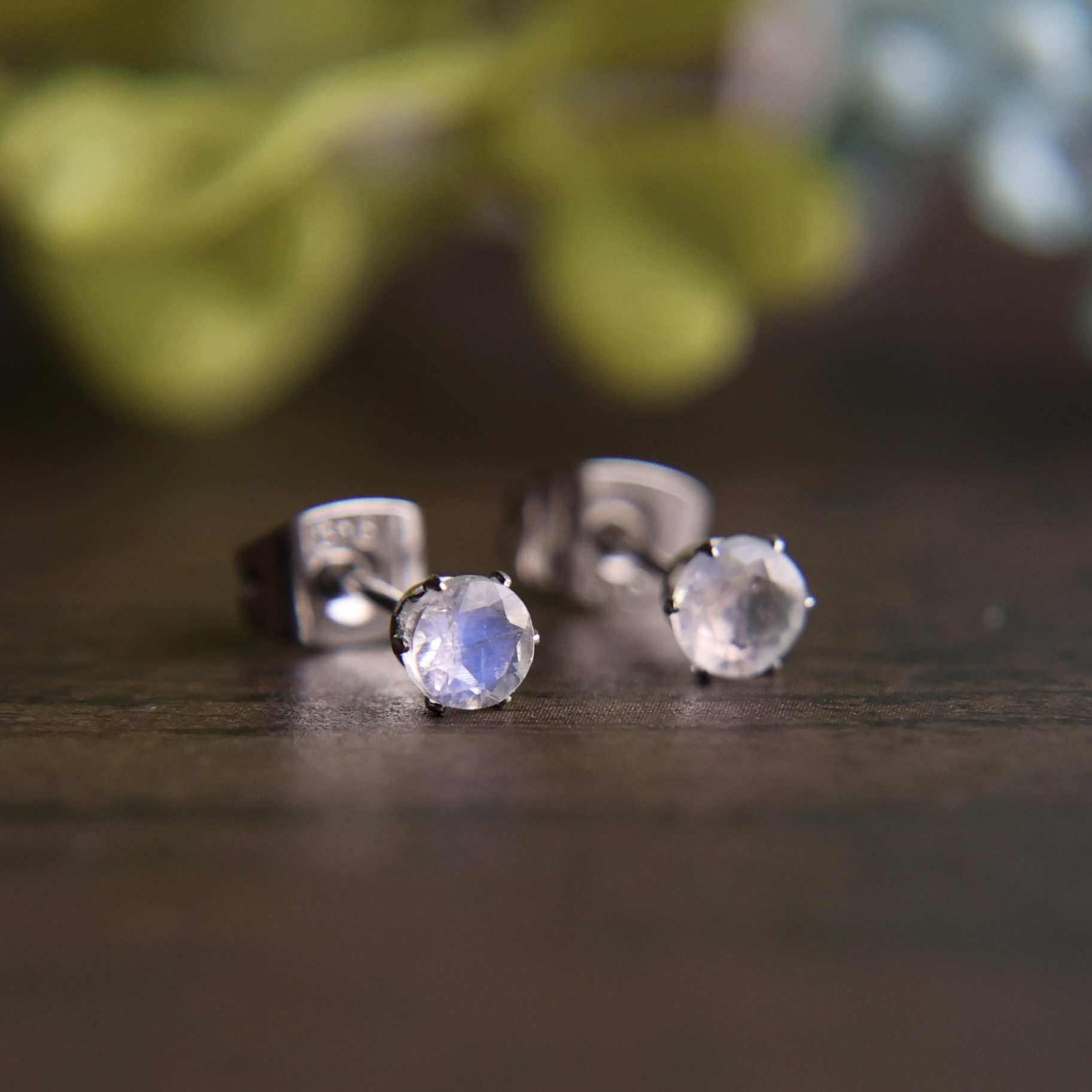 6月の誕生石　3㎜合成アレキサンドライト　4㎜レインボムーンストーン　ピアスセット