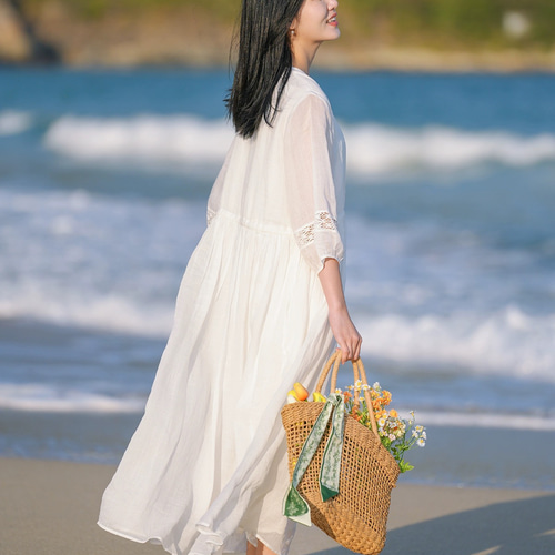 ピンタックとレース ラミー麻のロング丈ワンピース ウエストリボン