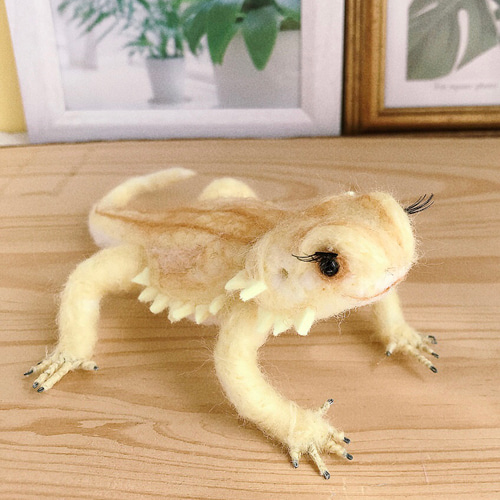 お目々パッチリ 羊毛フェルトでフトアゴヒゲトカゲ 羊毛フェルト 羊毛