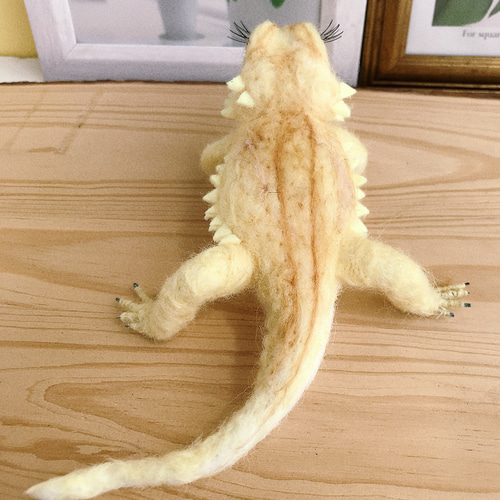 お目々パッチリ 羊毛フェルトでフトアゴヒゲトカゲ 羊毛フェルト 羊毛