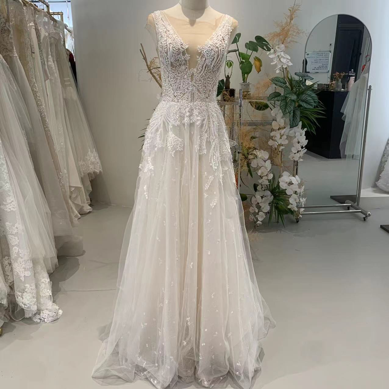 高評価続出！エレガント　aライン　袖なし　アイボリー　深めｖネック花柄のモチーフ刺繍が美しく　二次会/披露宴お呼ばれ花嫁 41,509円