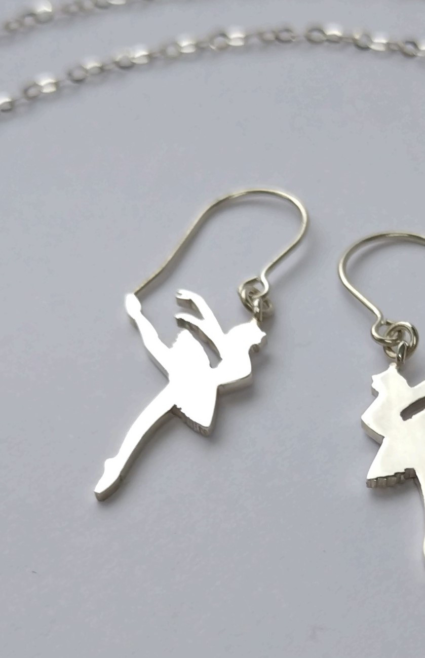 バレエ 白鳥 シルエット モチーフ ピアス シルバー　silver925　フックピアス　上品　プレゼント　ご褒美