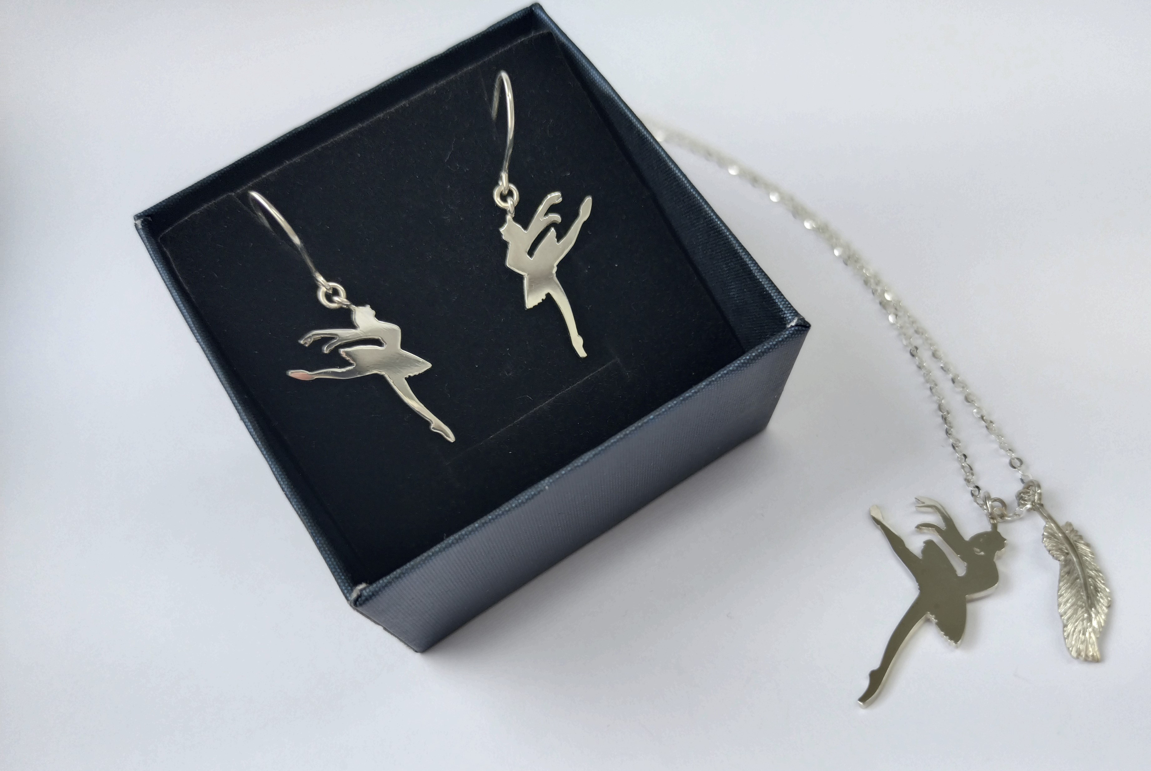 バレエ 白鳥 シルエット モチーフ ピアス シルバー　silver925　フックピアス　上品　プレゼント　ご褒美