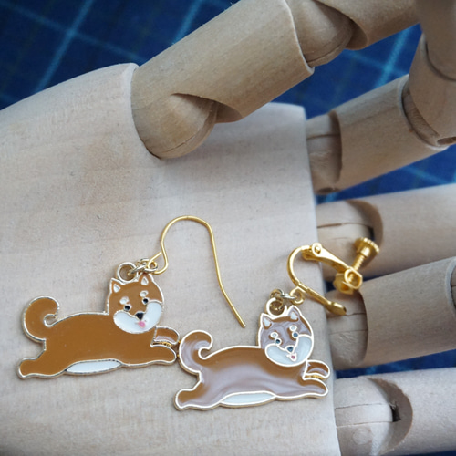 のびっと柴犬 ピアス／イヤリング エナメル かわいい 犬 DOG しばいぬ