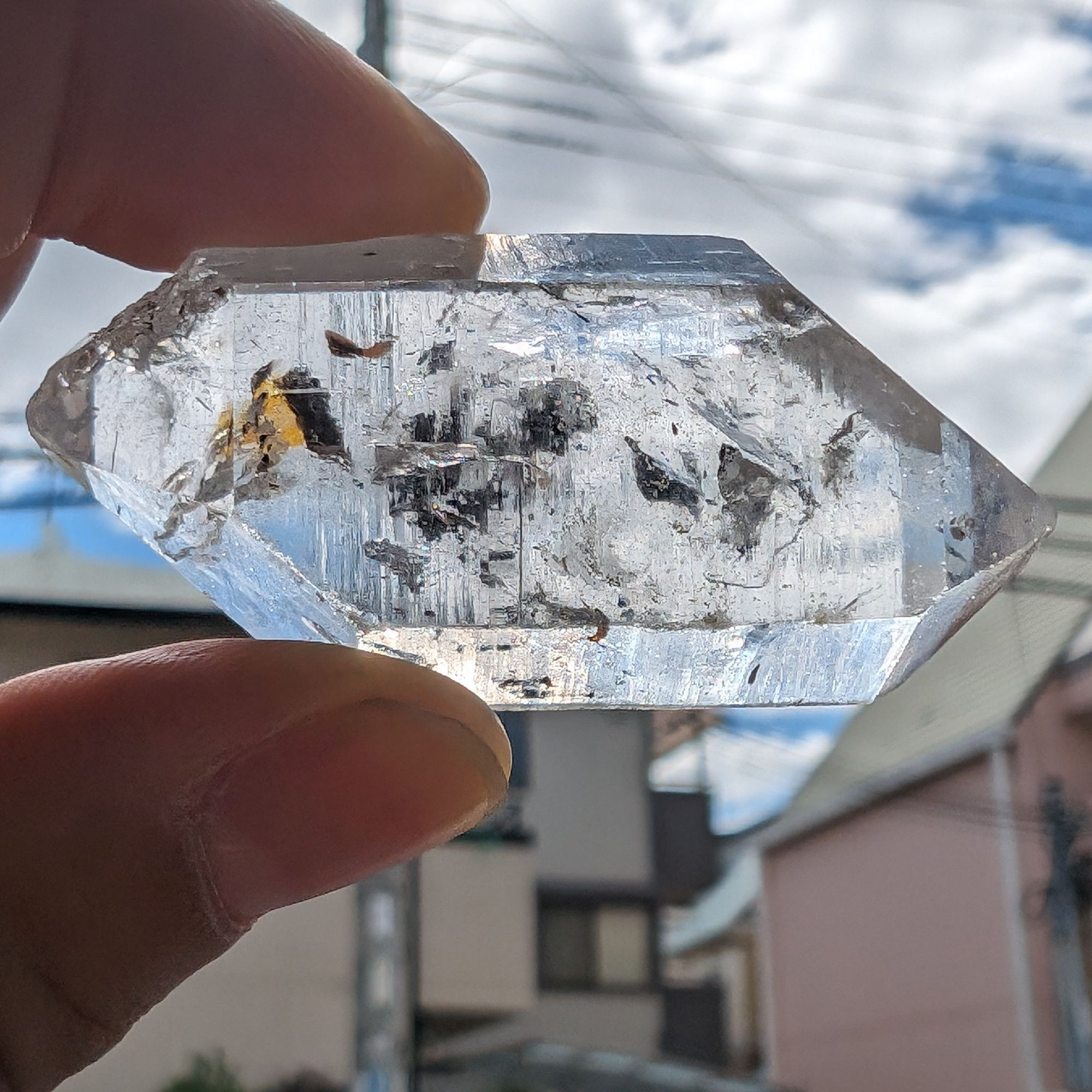 不思議な世界観を生み出す六角形の水晶ポイント原石 虹の光も顔を出す神秘的エナジー