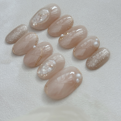 ピンクベージュの綺麗めシンプルニュアンスネイル｜ミラー×うるうる