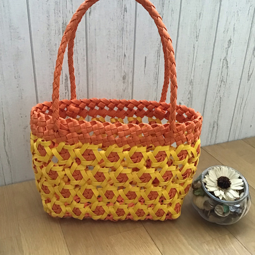 オレンジ 編み込み かごバッグ Rチャーム付き 特集掲載】 手編みバッグ