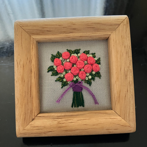 刺繍フレーム 花束 ブーケ 薔薇 バラ ピンク色 壁掛け 壁飾り