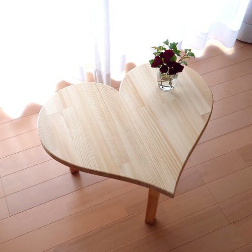 無垢材の不規則な座卓　ハンドメイド　一枚板　ミニテーブル　花台 ハート型 ミニ テーブル 花台 可愛い かわいい 木工 家具 木