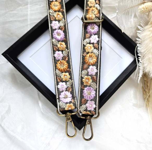 れ*ゃ様 リトルサンダーのチャーム付き♡スマホショルダ♡インド刺繍＆コヤンイサム ストラップショルダー インド刺繍リボン フェイクレザー スマホ