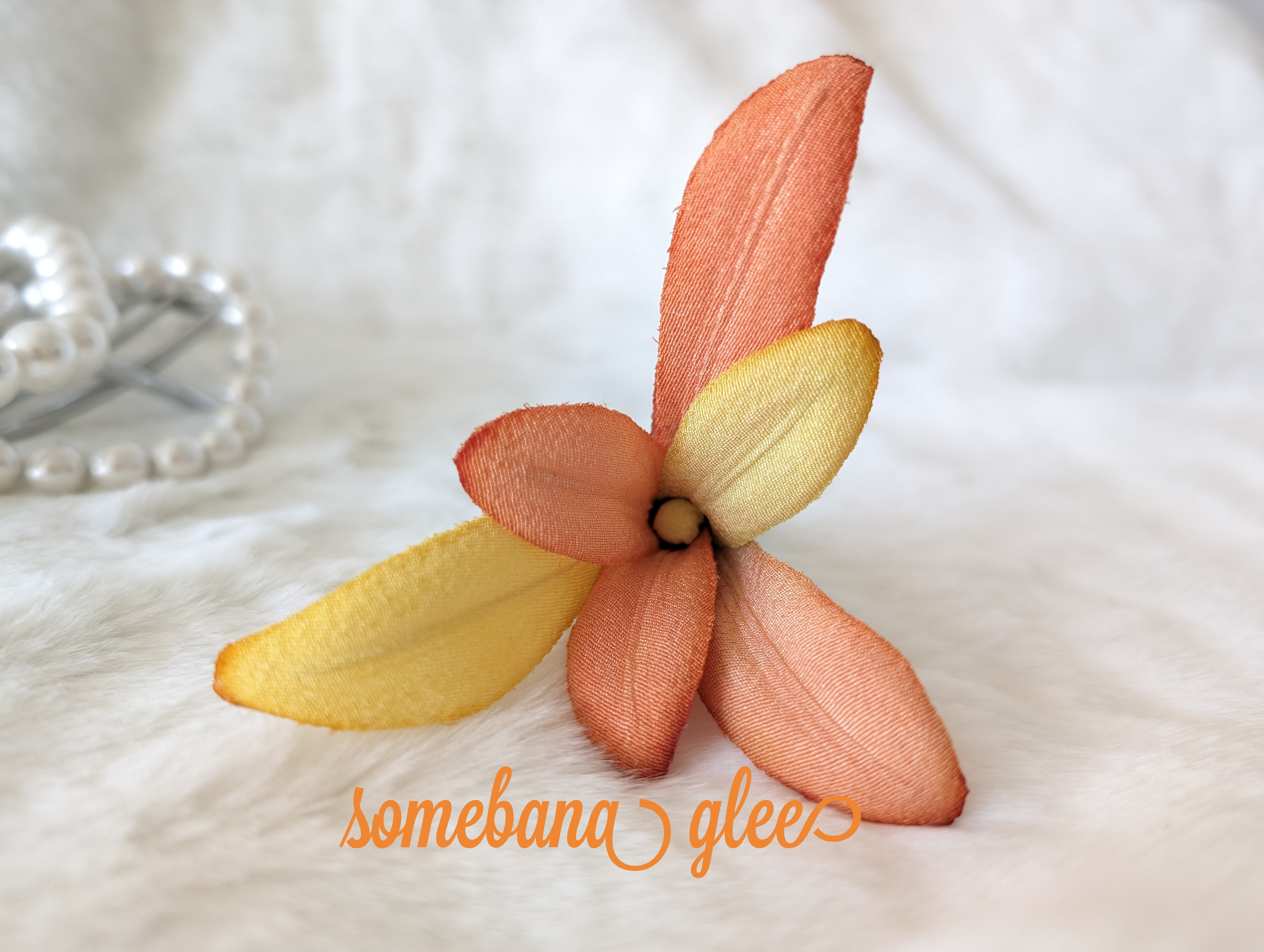 本絹ちりめん染花　コサージュ《ゆり　メリア　オレンジ系》