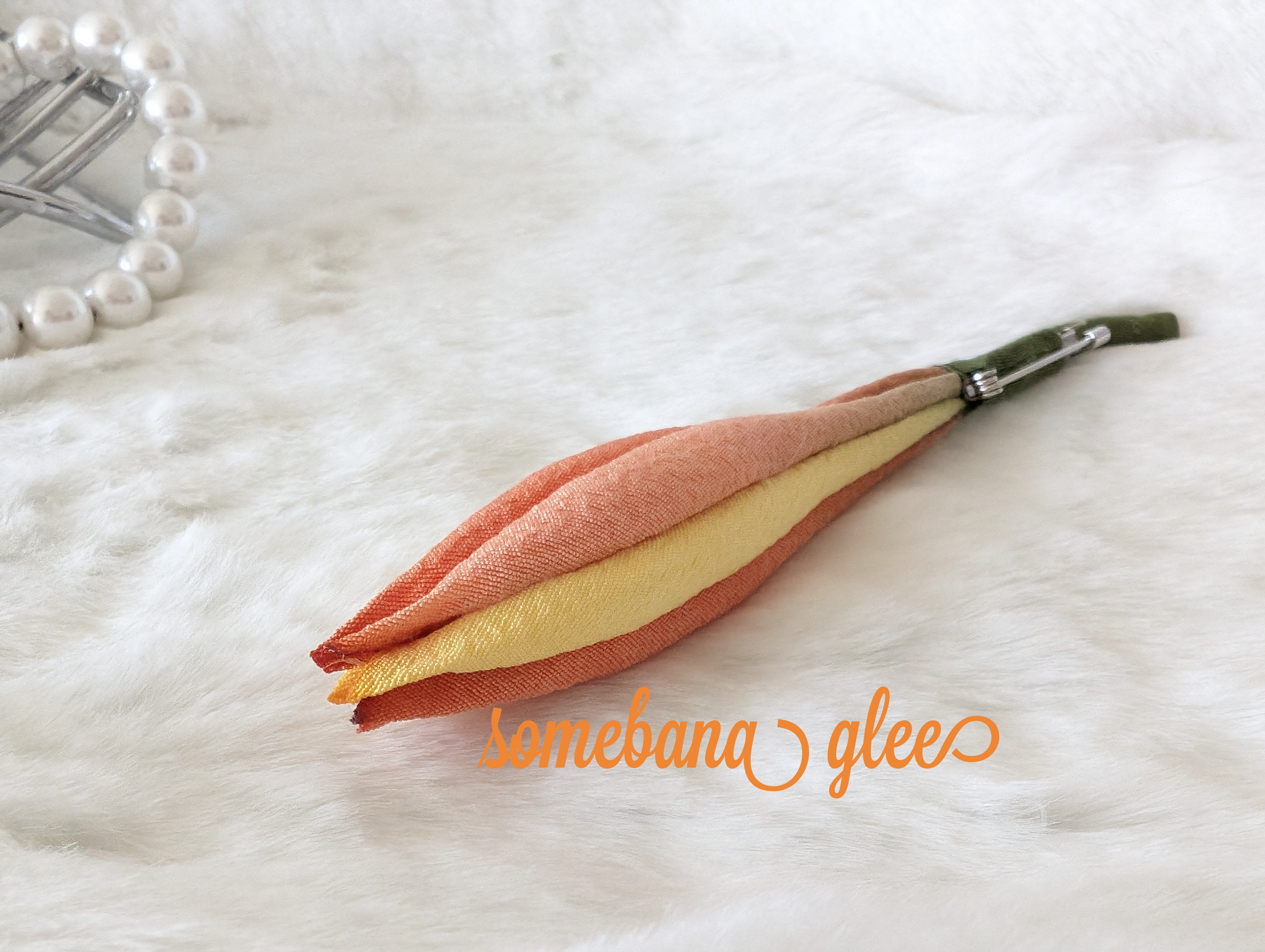 本絹ちりめん染花　コサージュ　あしたの蕾（つぼみ）《ゆり　メリア　オレンジ系》