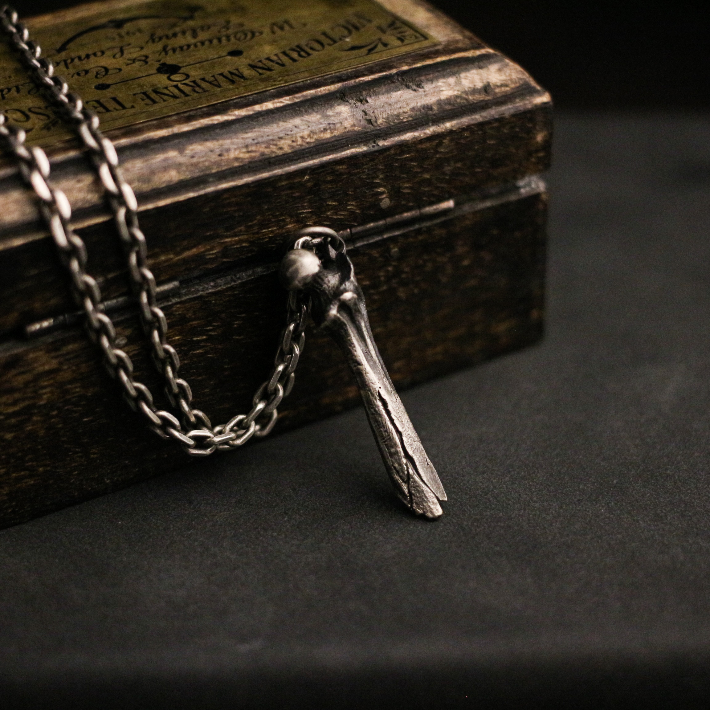 骨折ペンダント、シルバーボーンフェイスペンダント、スターリングシルバーブラスヴィンテージゴシックネックレスギフト（ストー