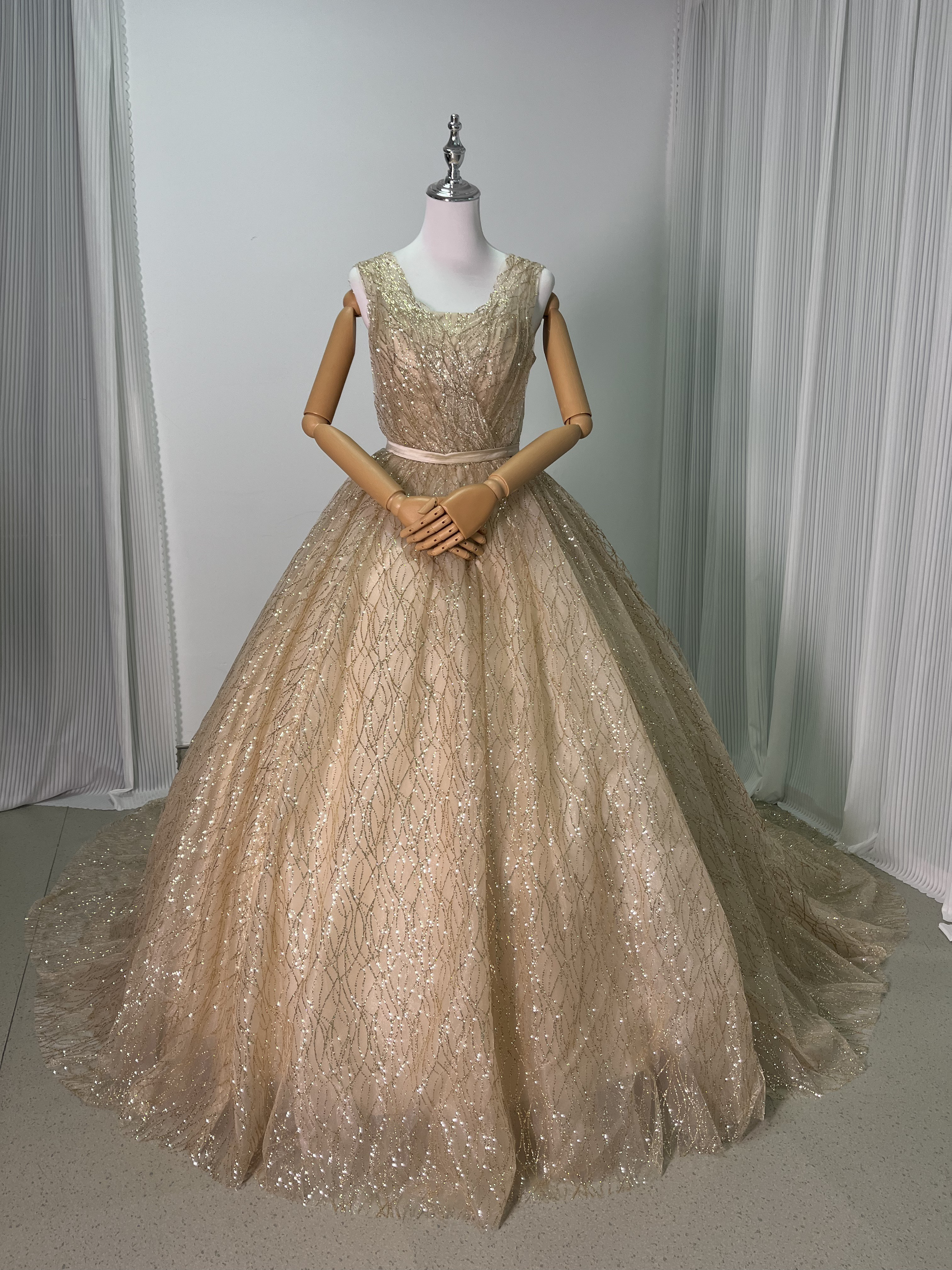 送料無料！カラードレス 薄シャンパンの色 Vネックドレス ノースリーブ 編み上げ キラキラグリッターチュール ブライダル