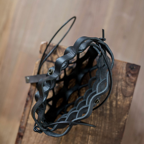 黒いメッシュデザインかごバッグ 黒革メッシュのかごバスケット / ショルダーバッグ