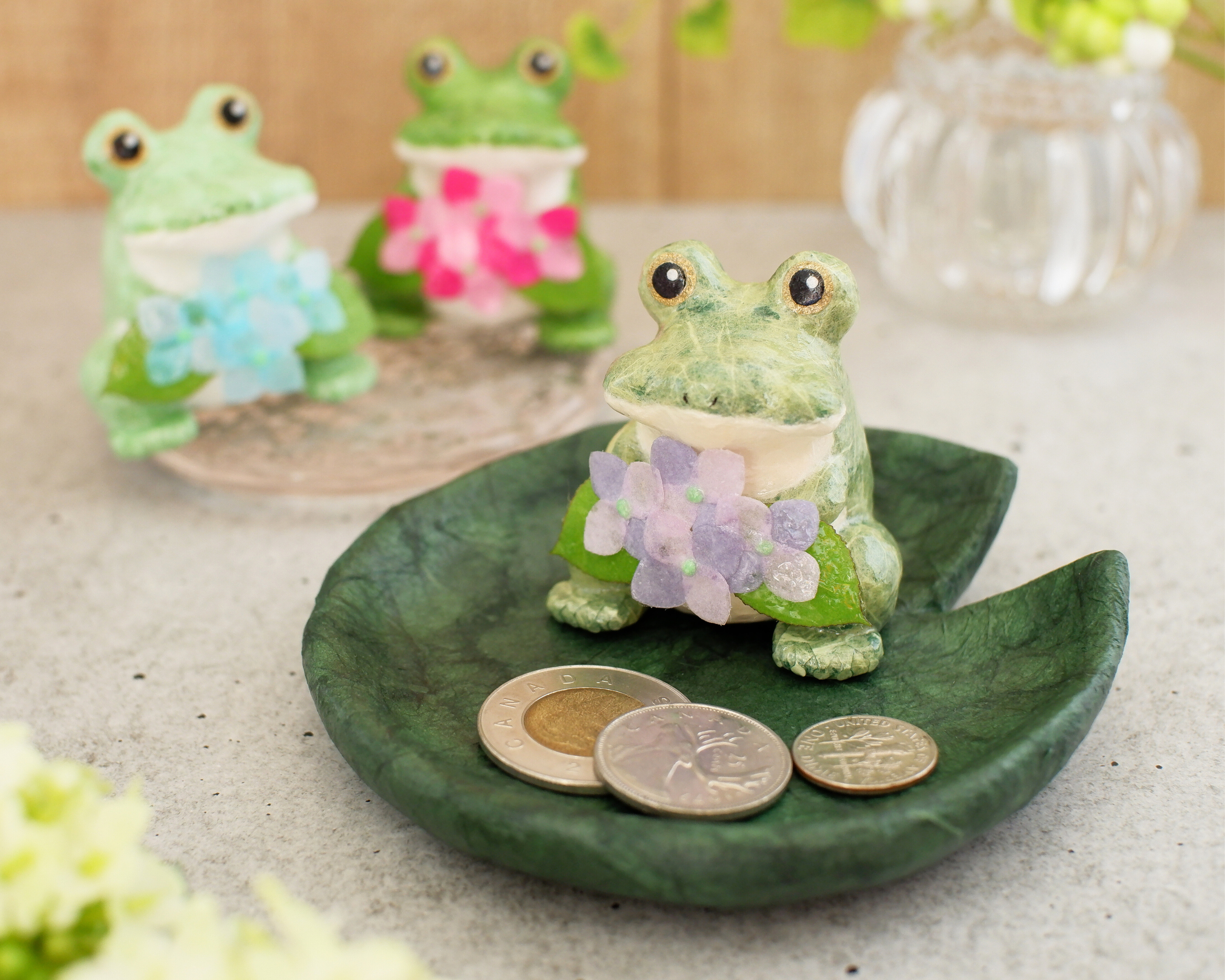 『紫陽花の花束をあなたに』カエルと紫陽花　ハスの葉トレイ付き　和紙インテリア/置物