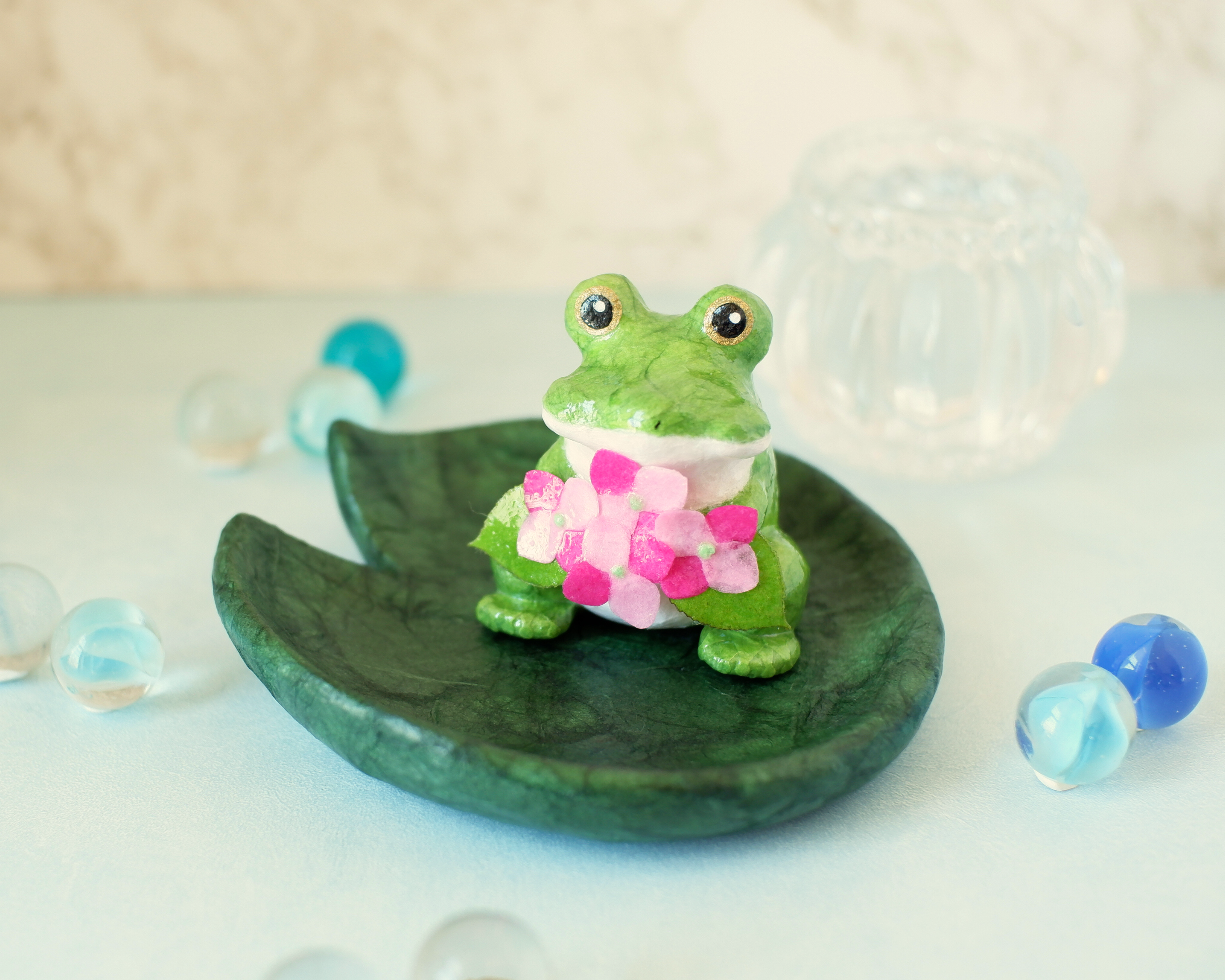 『紫陽花の花束をあなたに』カエルと紫陽花　ハスの葉トレイ付き　和紙インテリア/置物