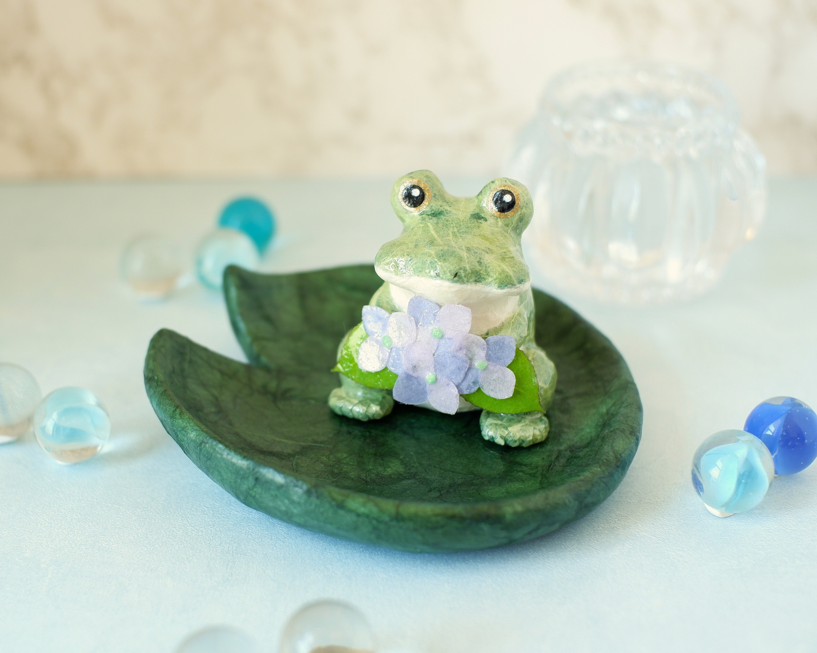『紫陽花の花束をあなたに』カエルと紫陽花　ハスの葉トレイ付き　和紙インテリア/置物