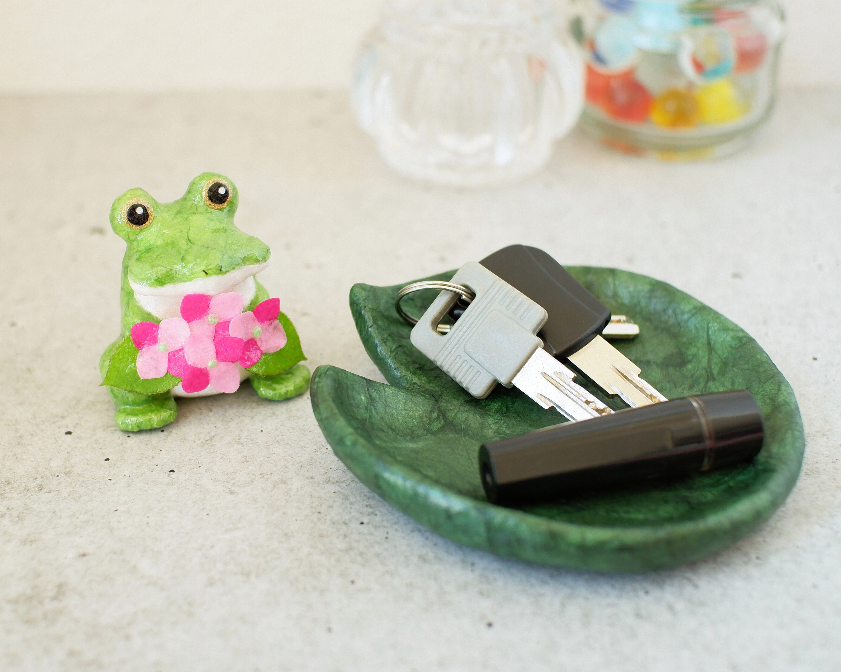 『紫陽花の花束をあなたに』カエルと紫陽花　ハスの葉トレイ付き　和紙インテリア/置物