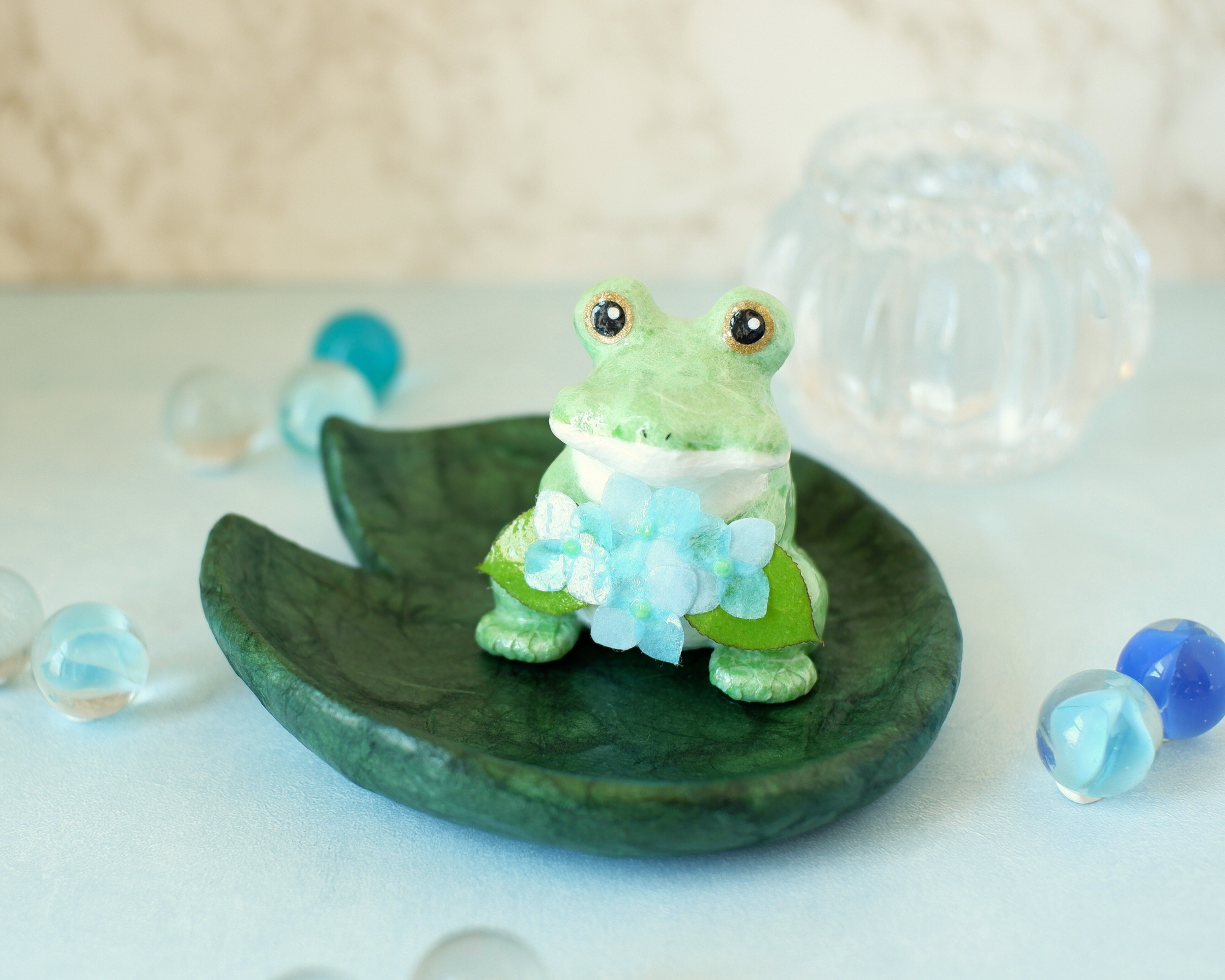 『紫陽花の花束をあなたに』カエルと紫陽花　ハスの葉トレイ付き　和紙インテリア/置物