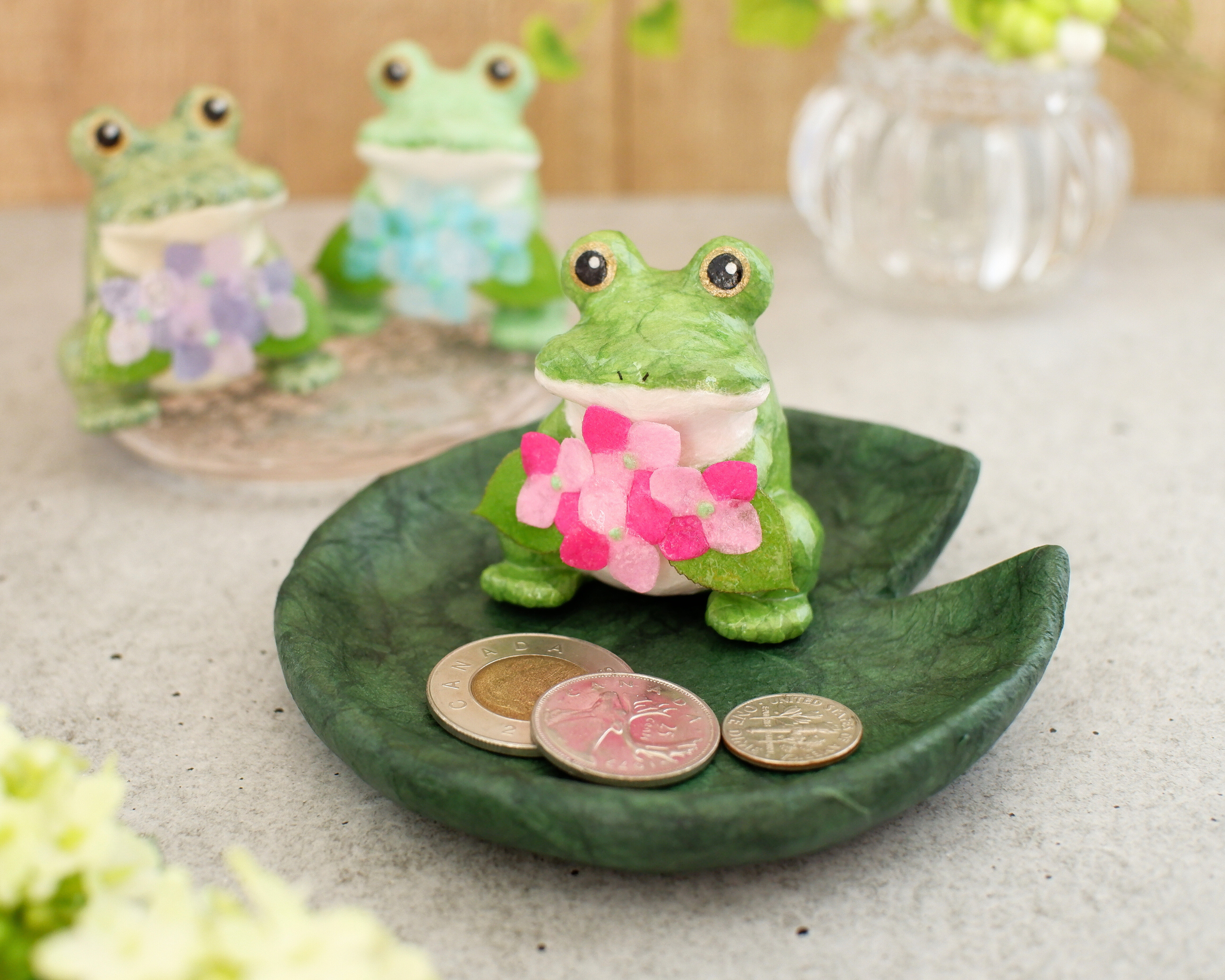 『紫陽花の花束をあなたに』カエルと紫陽花　ハスの葉トレイ付き　和紙インテリア/置物