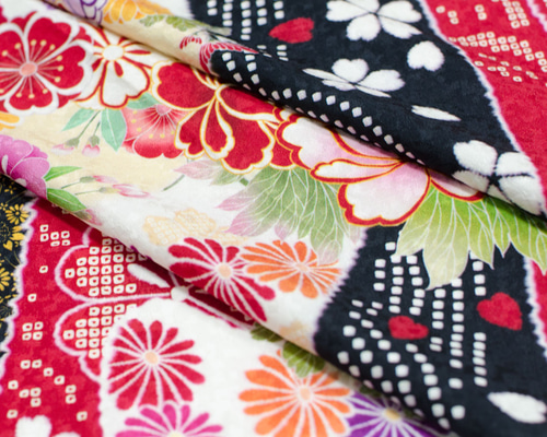 正絹 華やかな花柄振袖見本ハギレ 85cm 和小物、つまみ細工などに